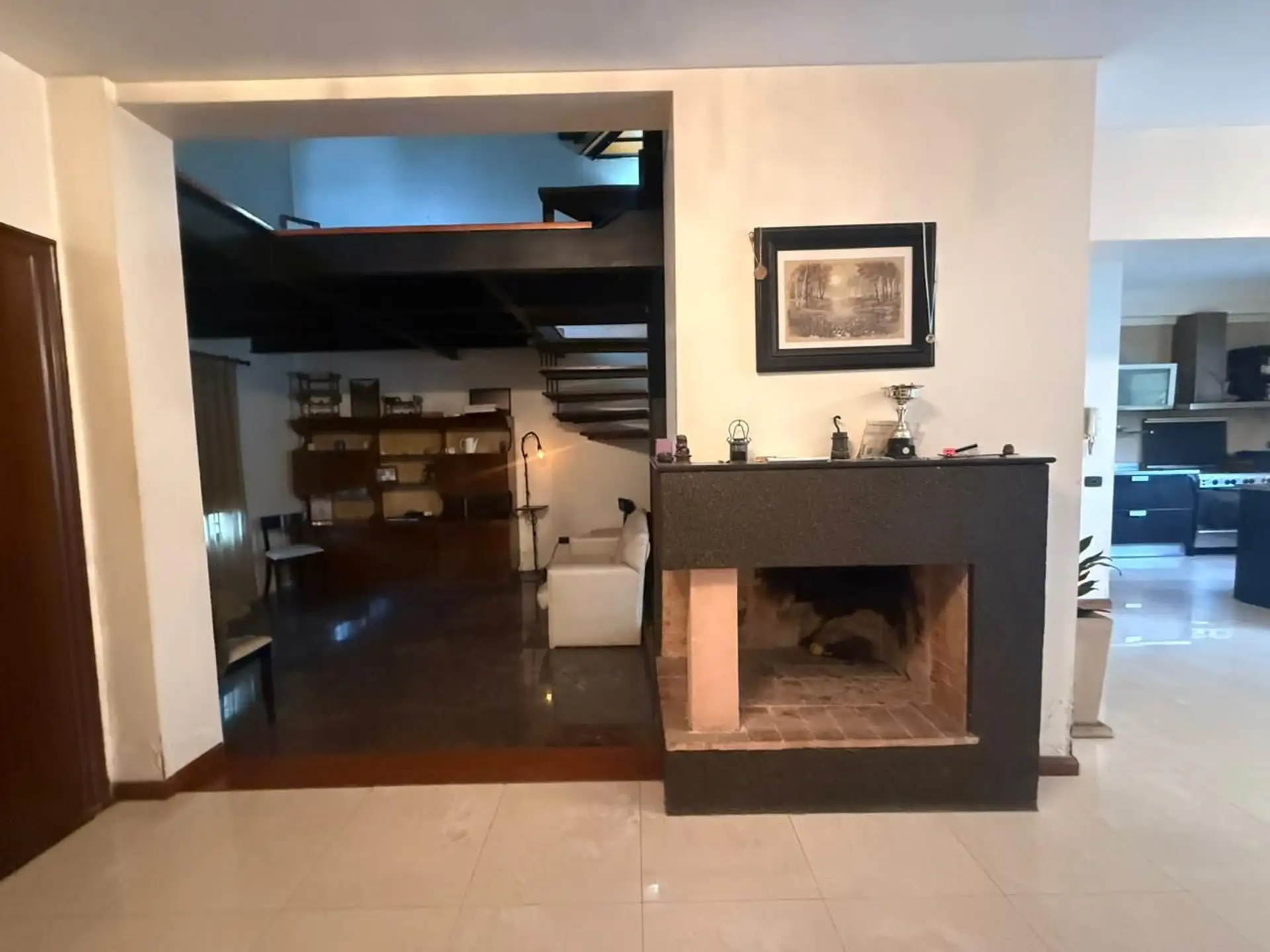 Sala de estar con hogar